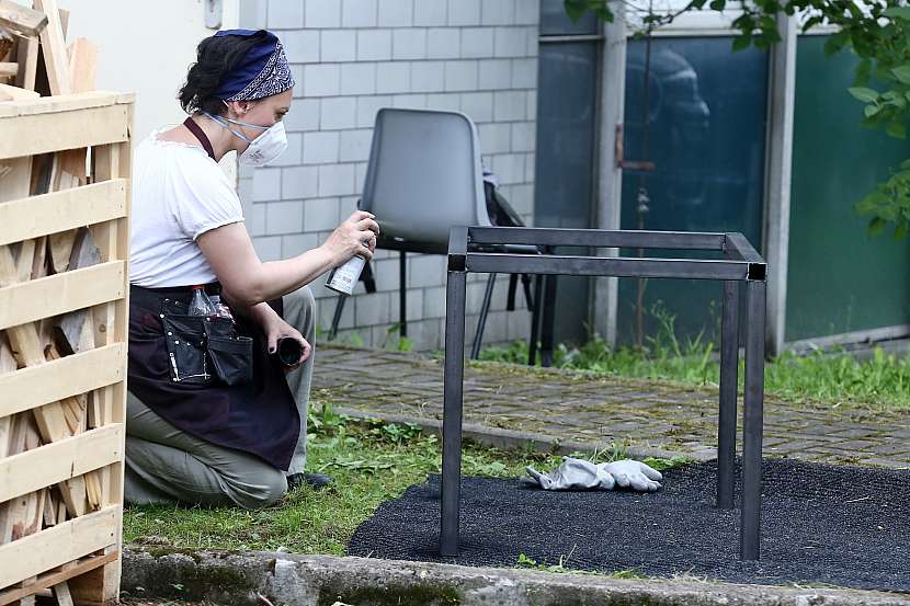 Milada nezapomíná na estetickou stránku, stolek potřebuje vrchní nátěr, v tomto případě nástřik