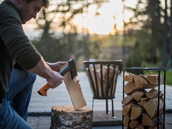 Otevřít: Příprava dřeva na zimu: Víte, jak si vybrat tu správnou sekeru?