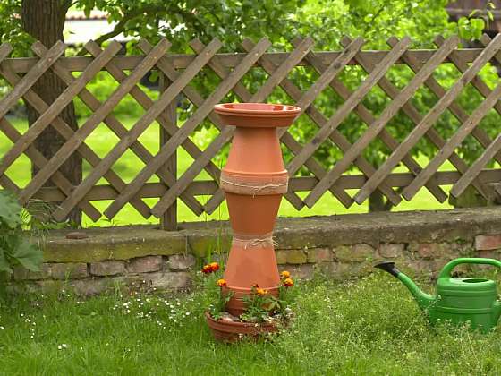 Postavte si zahradní pítko pro ptáky