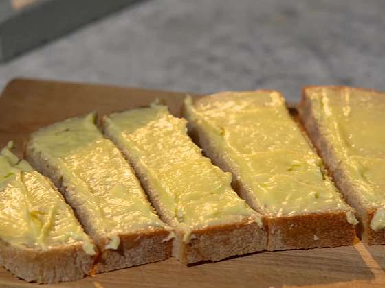 Tradiční chléb s domácím stlučeným máslem.
