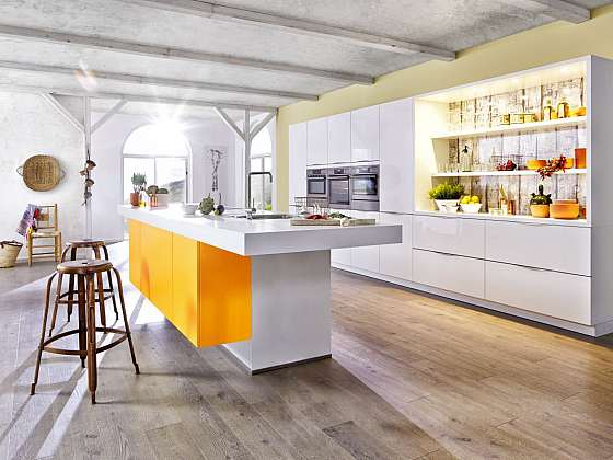 Nevíte, jak propojit kuchyň s obývacím pokojem? Elegantním řešením je kuchyňský ostrůvek