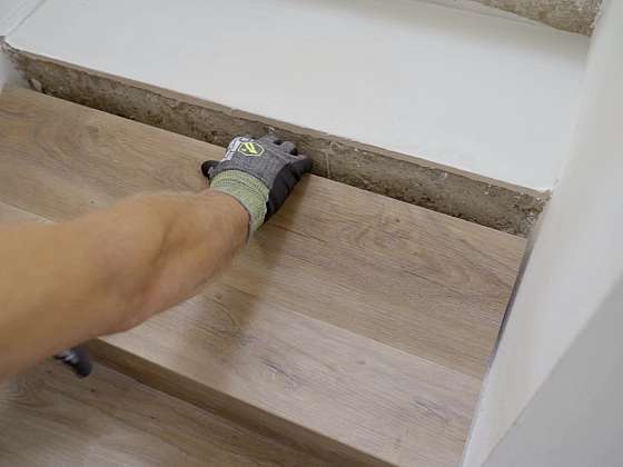 Jak položit rigidní vinylovou podlahu u kuchyňské linky nebo schodů?