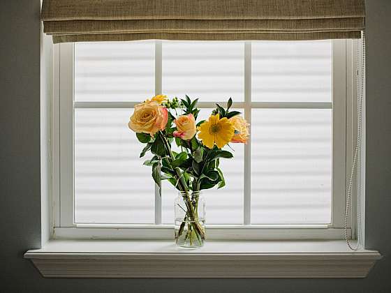 Jaké jsou moderní dekorace oken a čím ozdobit okna v obývacím pokoji?