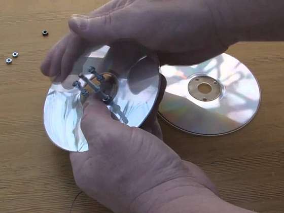 Jak vyrobit naviják provázků z obalu na CD