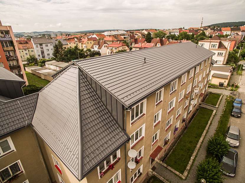 Nová střecha dokáže proměnit “bytovku” v osobité bydlení (Zdroj: Ruukki)