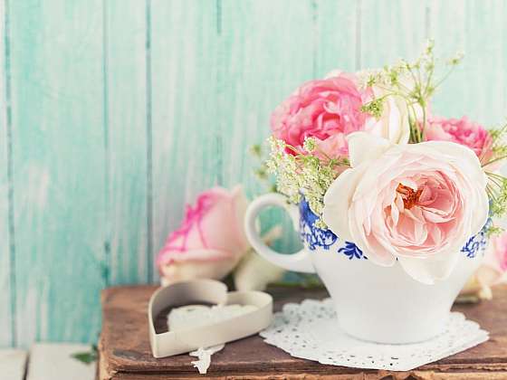 Romantická inspirace – květiny v čajových šálcích