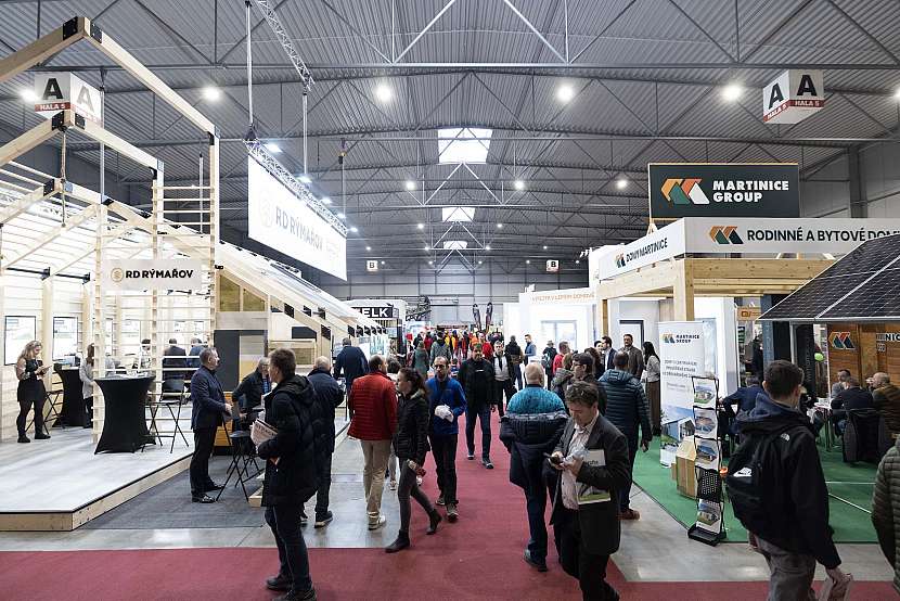 Odpovědi na otázky, jak ušetřit za energie, jak vybrat pasivní dům či dřevostavbu, najdete na  FOR PASIV a FOR WOOD 