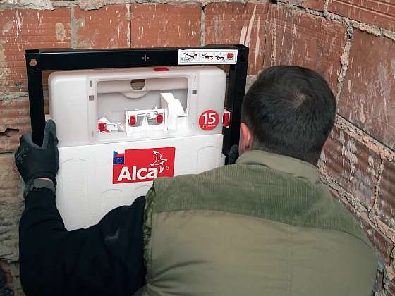 Technici z Alcaplastu namontovali do WC místnosti WC panel s tlačítkem
