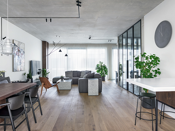 Inspirace pro vaše bydlení. Třípatrový moderní dům s prvky betonu a oceli