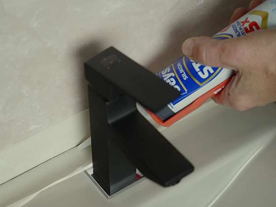 Jak tmelit sprchový kout