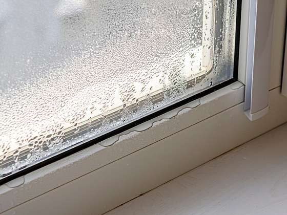 Trápí vás v zimním období orosená okna v domácnosti? Základem je větrání.
