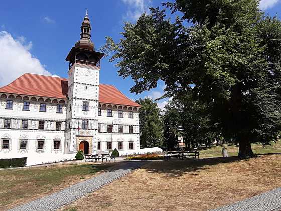 Zámecká střecha pohledem z dronu