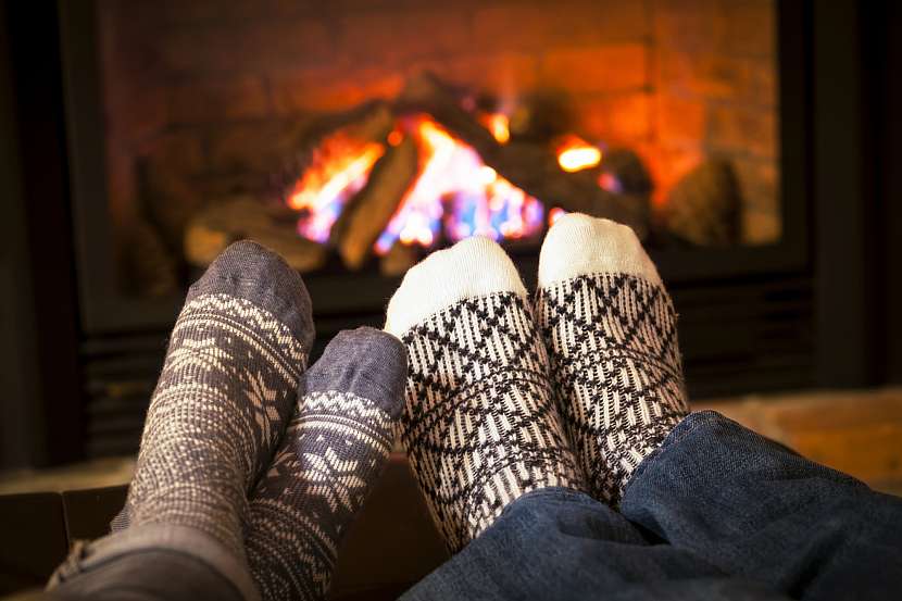 V zimě uvítáte nejen teplo z hořícího krbu, ale i teplé ponožky (Zdroj: Depositphotos)