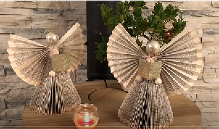 S vánoční tematikou lze vybírat z ručně vyráběných svíček, mýdel, dekorativních věnců nebo andělů