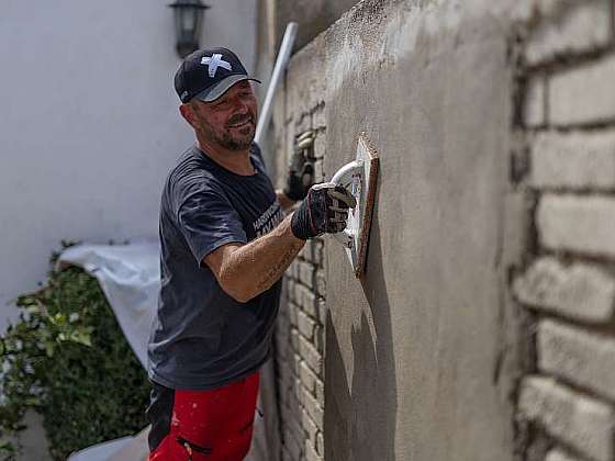 otevřít: Jestli vám padá omítka ze staré zdi, tak po tomhle už nebude