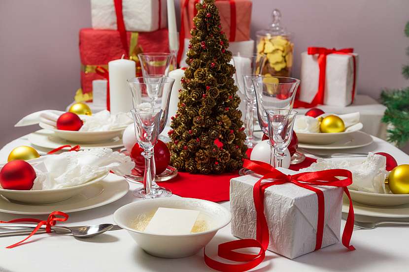 Celých 84 % z nás tráví Štědrý večer u sebe doma, jenom 12 % se přesouvá k příbuzným a s přáteli večeří jediné 1 % respondentů