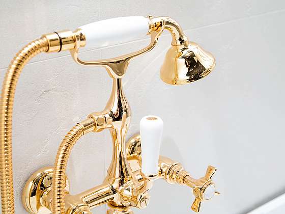 Koupelna se zlatými doplňky přinese nádech luxusu