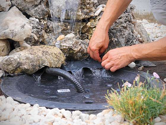 Výroba zahradního vodopádu z kamene krok za krokem