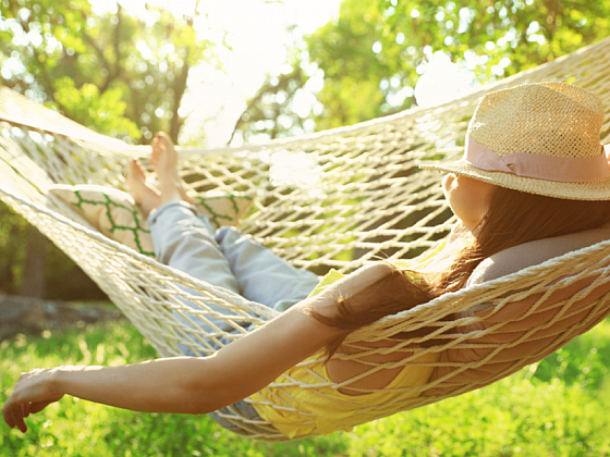 Skvělá letní relaxace? Jedině venku na houpačce