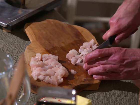 Nakrájení rybího filetu bez kostí.