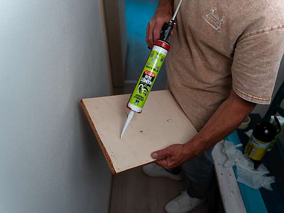 Jak lepit a tmelit ať už v koupelně nebo v exteriéru