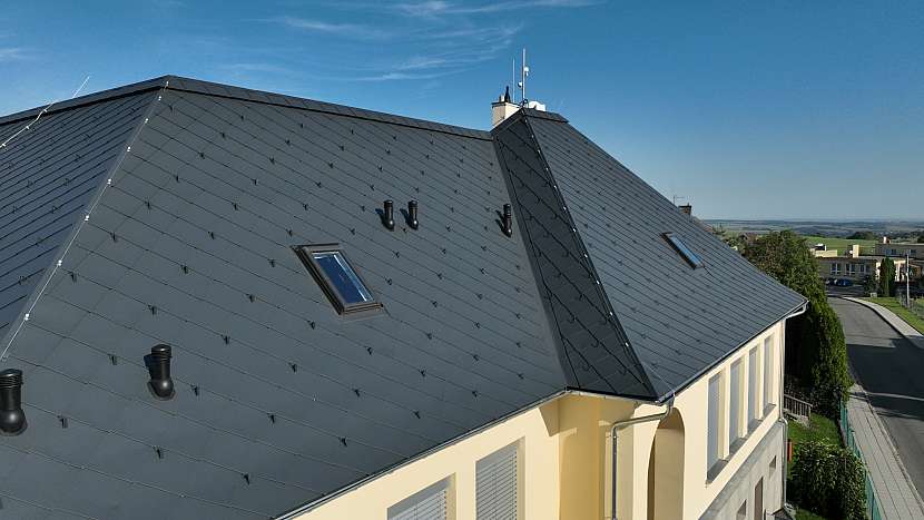 Pro odvod vzduchu či vlhkosti z nejrůznějších instalací v domě lze na střechu umístit odvětrávací komínky