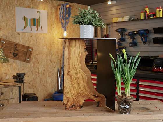 Malý stoleček na květiny