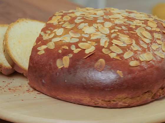 Velikonoční mazanec z kynutého těsta