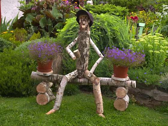 Vyrobte si originálního společníka na zahradu z březových polínek