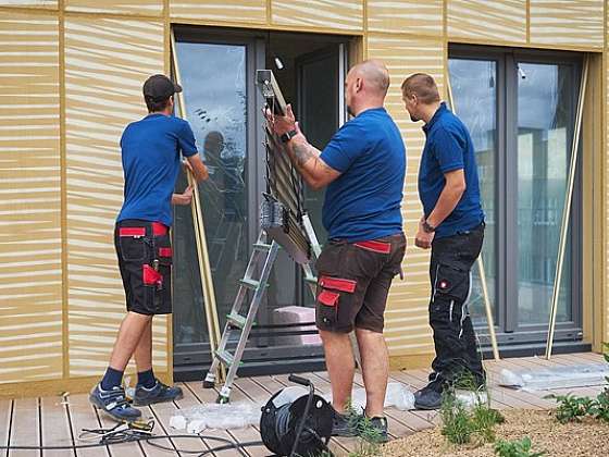 Proč výrobci nedoporučují instalaci venkovních žaluzií svépomocí