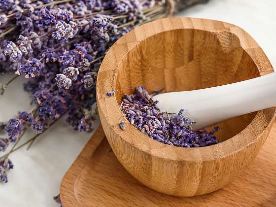 Ženská past: Proč se cítíme povinny zavděčit všem a jak se z ní dostat