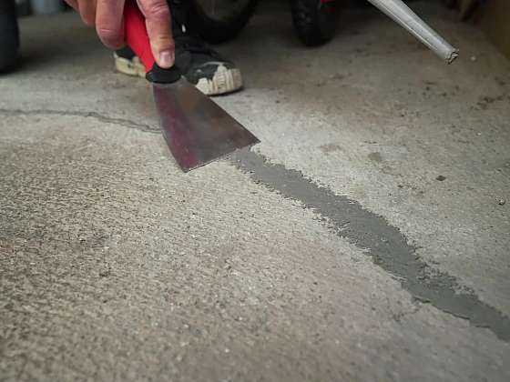 Jak opravit praskliny v betonu?