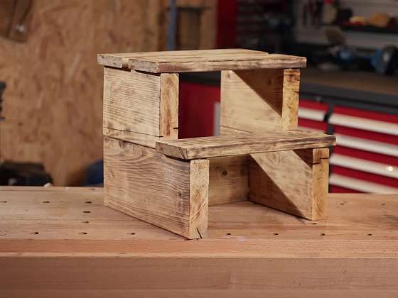 Stolička ze zbytků dřeva