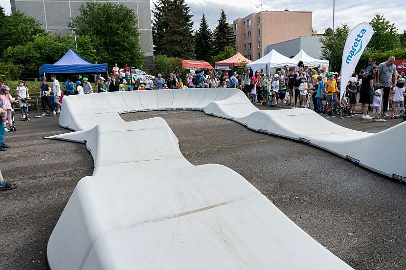 Slavnostní otevření pumptracku proběhlo za účasti místních představitelů, sportovních nadšenců a široké veřejnosti