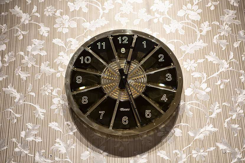 Nástěnné hodiny Bohematic zdobí grandhotel Pupp (Zdroj: Tomáš Polák)