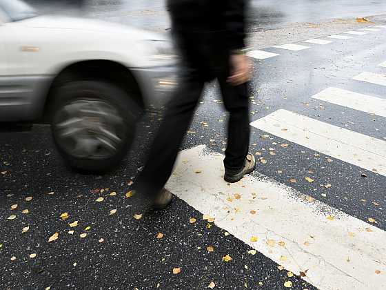 Podzimní tma přináší smrt na silnicích. Chodcům může zachránit život i jeden reflexní prvek