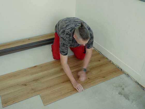 Pokládka samolepicí podlahy