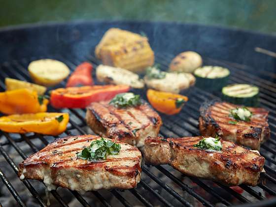 Není nad čerstvě ugrilovanou pochoutku. Ale to následné čištění grilu... Jde to vůbec bez chemie?