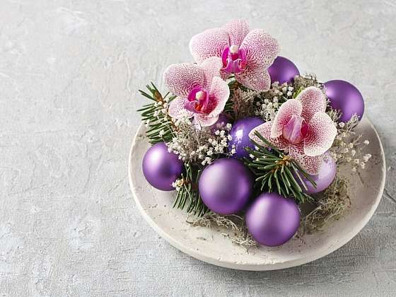 Vánoční dekorace z fialových koulí a orchidejí je úžasně jednoduchá. Zvládnete ji za 10 minut