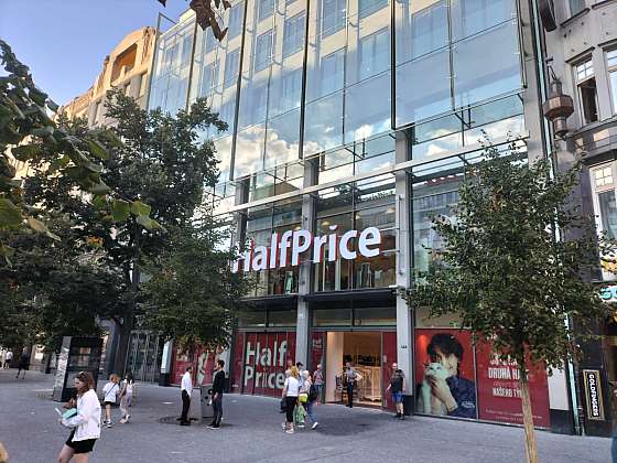 Otevřít článek/video: HalfPrice otevírá na Václavském náměstí největší prodejnu ve střední Evropě