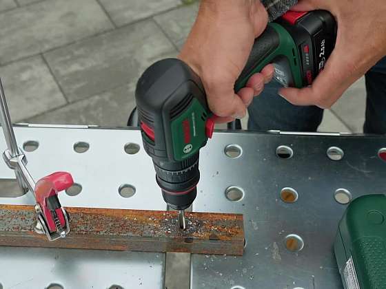 Jak řezat závit AKU vrtačkou