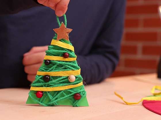 Jak vyrobit vánoční stromeček z kartonu a příze