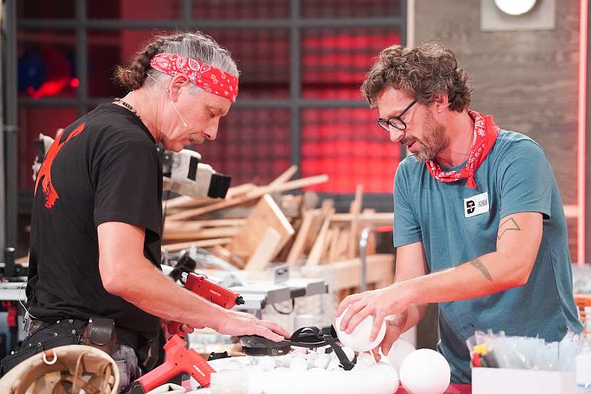 Polystyrenové koule přilepíte tavnou pistolí