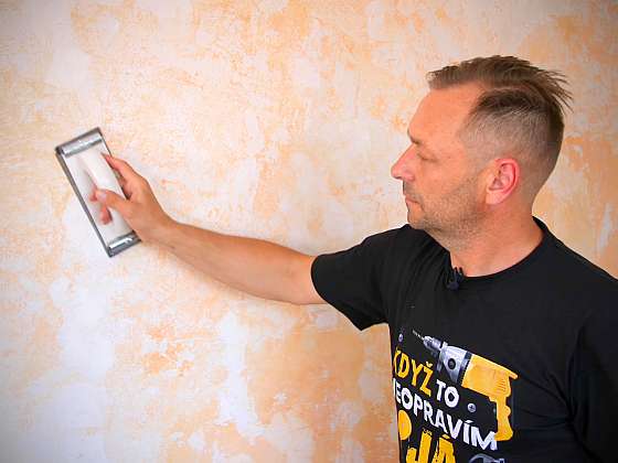 Minutový manžel připravuje zeď pro malování