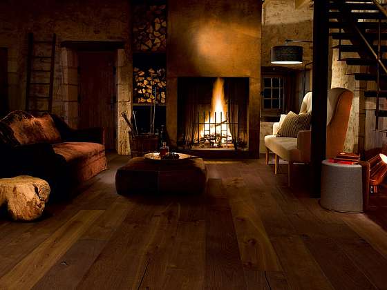 Dřevěná podlaha má styl a výdrž. Jaké dřevo je ideální do obýváku a jaké do předsíně?