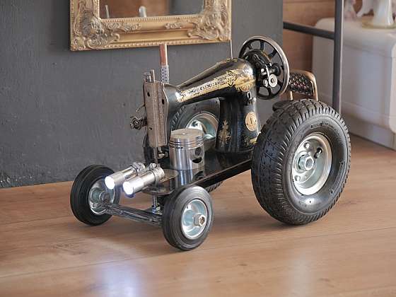 Pepův skvělý vynález potěší malé i velké: Model traktoru z šicího stroje