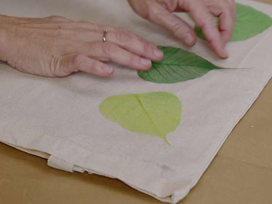 Přiložení listu na tkaninu.