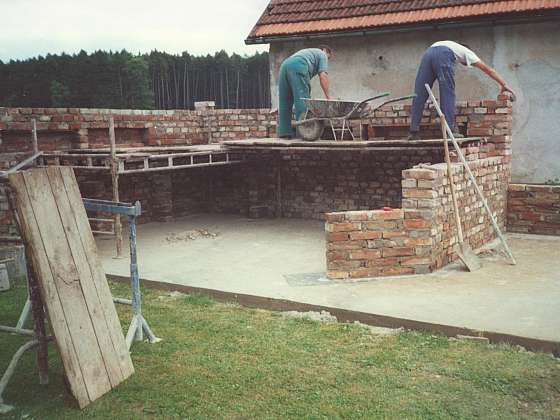 Stavba zahradní kuchyně – 1. díl: Od plánování po základní stavbu