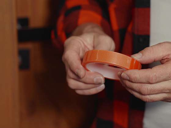 Připevnění háčku na ručníky bez vrtání