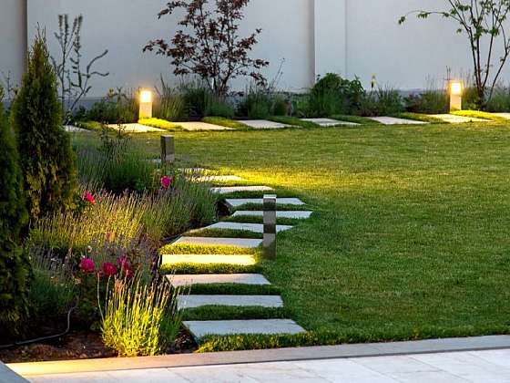 Se světly Retlux si sami nasvítíte zahradu jednoduše a rychle